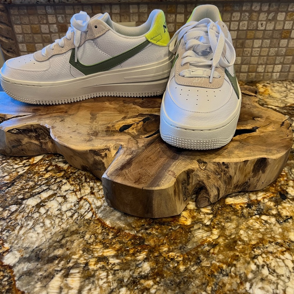 Nike Air Force 1 Platform women’s fashion Trainers in size 7.5